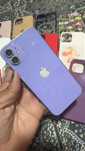 iPhone 12 normal 128g com 18 capinhas