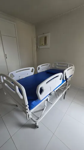Cama hospitalar elétrica pouquíssimo usada