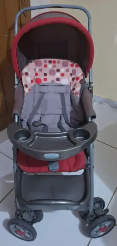 Vende-se carrinho de bebê com bebê conforto seminovo.