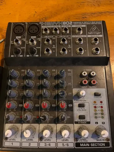 Mesa de som Behringer XENIX 802. 6 canais