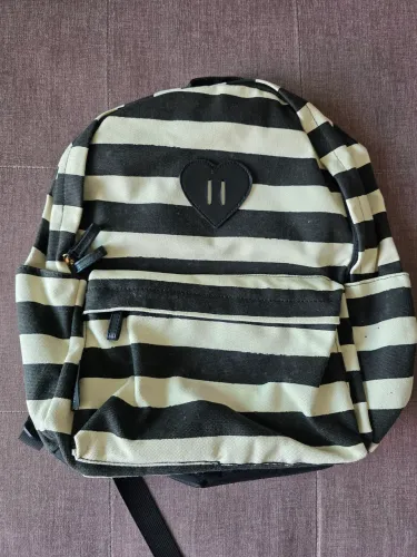 Mochila Listrada Preta e Branca com Detalhe Coração