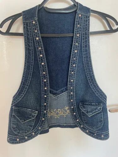 Colete Jeans Cropped - Detalhes em Tachas e Bordado - Estilo Y2K