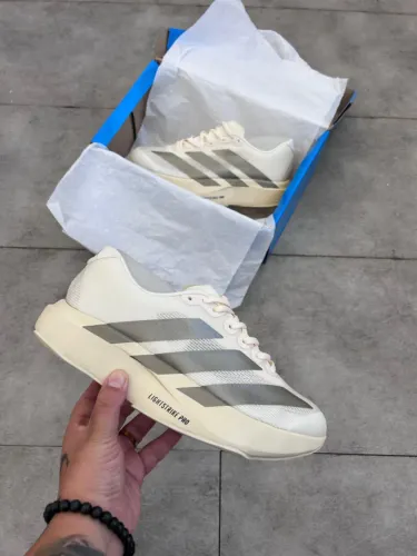 Tênis Adidas Adizero Evo SL Feminino Importado Cor: Branco/Prata - Disponível 34 AO 39