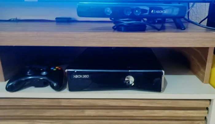 Xbox 360  slim desl. 500 gbs cheio de jogos. Controle e Kinect. Passo cartão 