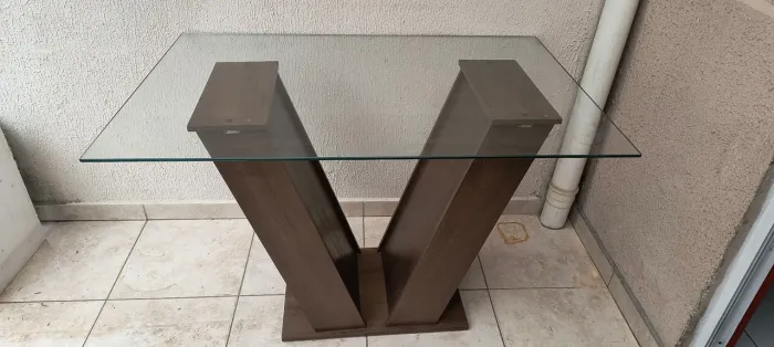 Mesa para quatro lugares sem cadeiras 