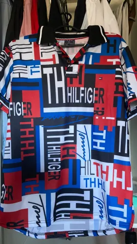 Camiseta Tommy Hilfiger Vintage Original Estampa Fragmentada Y2K