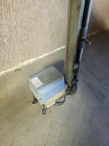 Motor de garagem Garen BV DUO com defeito, ideal para quem precisa de peças, carcaça, plac