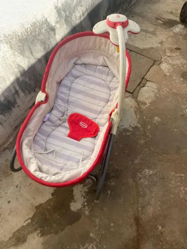 Cadeirinha de bebê que toca e vibra 
