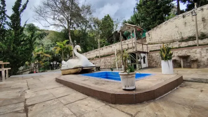 Linda Chácara à Venda em Santo Antônio do Pinhal 4.000m², Piscina, 2 Casas e Vista para as
