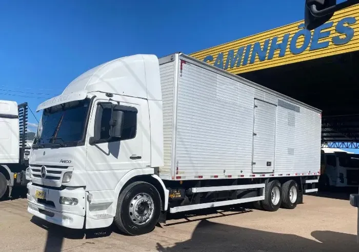 MB Atego 2425 2010 com Baú