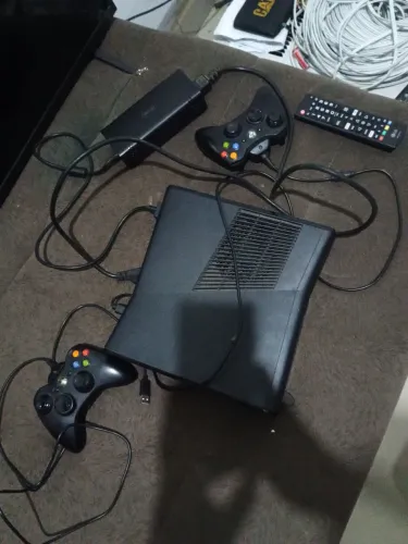 Xbox 360 com dois controles e 2 jogos de brinde