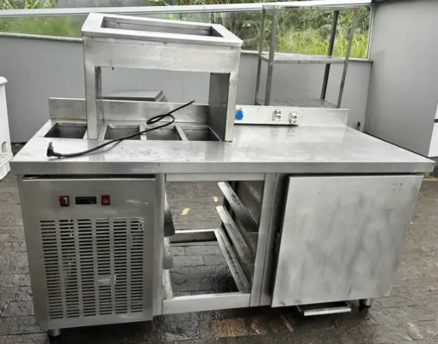 Condimentadora com balcão refrigerado e com suporte para bandejas