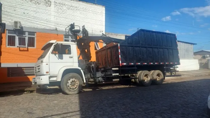 VW 17.190, com basculante e garra