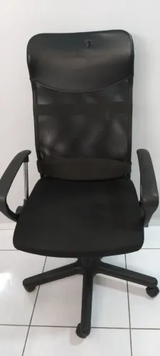 Vendo uma cadeira de escritório giratória