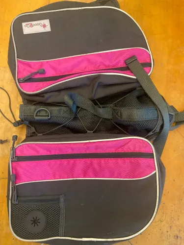 Mochila para Cachorro Média Canina Preta e Rosa Arnês