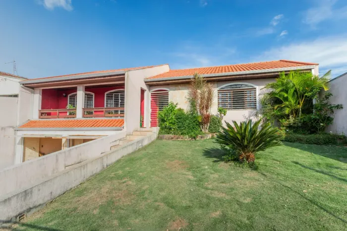 Casa Com Piscina E Amplo Terreno à Venda, 495m² De Terreno E 257,22m² De área C