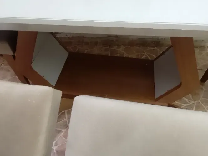 Mesa com seis cadeiras