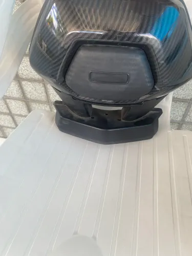 Encosto de Garupa / Sissy Bar Yamaha NMAX (2020 em diante) - Fibra de Carbono (Novo)