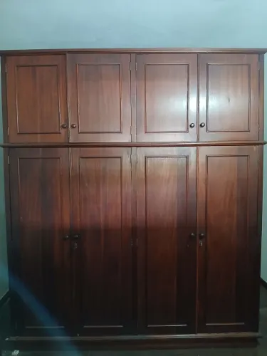 Guarda-Roupa Casal de Madeira Maciça - 8 Portas com Maleiro (Excelente Estado)