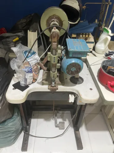 Máquina de pregar botão com saco de botões