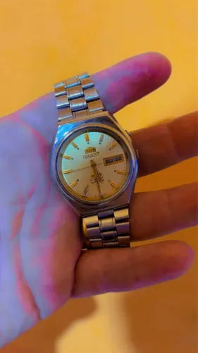 Orient três estrelas mostrador dourado