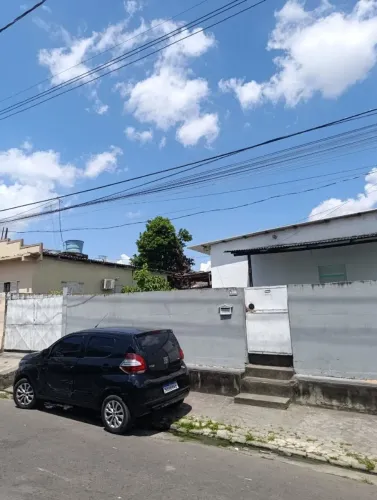 ALUGO R$ 2.500 Casa 02 quartos, via pública, Parque Dez, próximo ao Cartório Fioretti.<br>