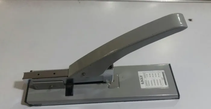 Grampeador Profissional Eagle 938 cinza 100fls