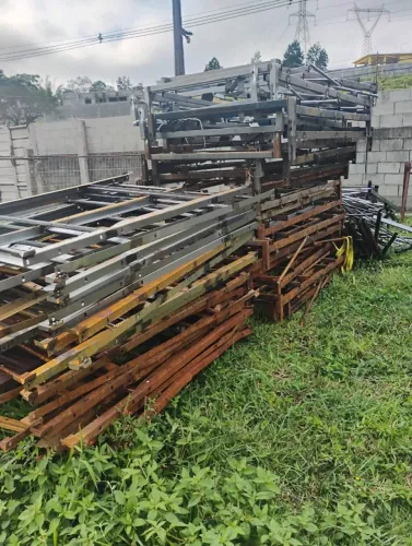 Sucata de Ferro - Caixas com medidas de 2,00mt x 1,00mt (Preço: R$: 1,00 o Kg.)
