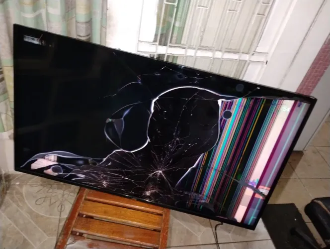 TV LED SMart JVC 50 polegadas Modelo LT50MB708 tela trincada ligando 