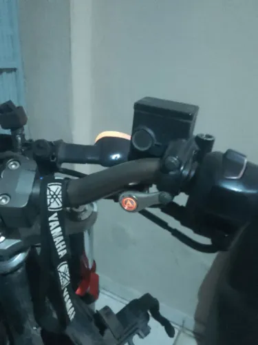 Botão pisca alerta para moto. A prova d,gua, em inox, led vermelho.