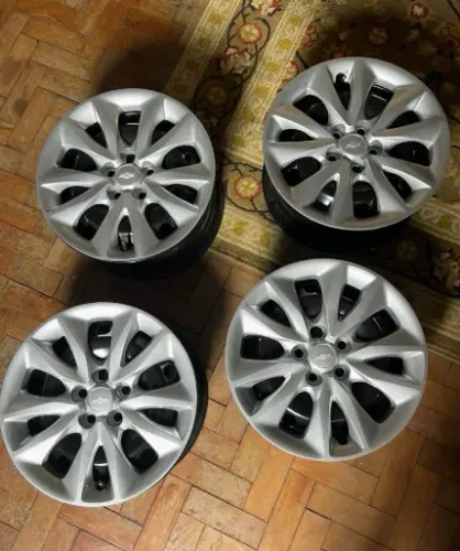 jogo com 4 rodas e calotas originais GM aro 16 5x105
