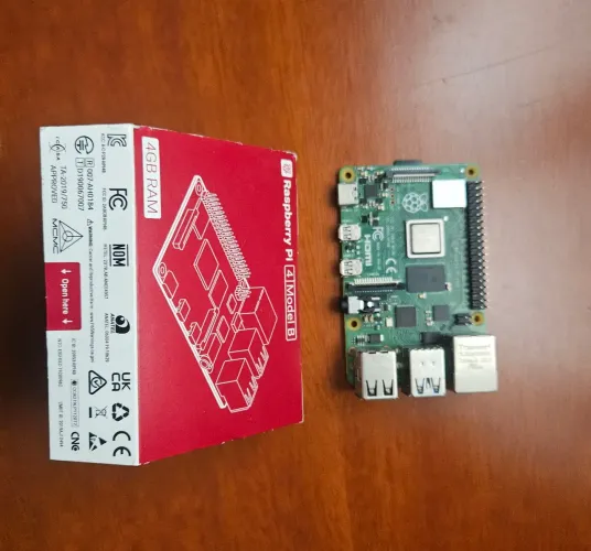 Raspberry Pi4 Model B 4gb Ram Usada + Câmera, com caixas