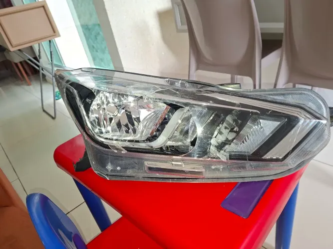 Vendo farol Nissan versa 2021 com regularem automatica