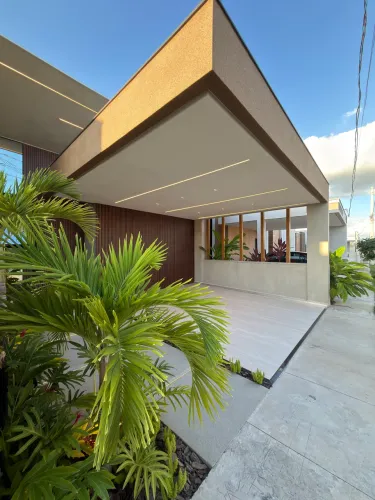 Casa moderna com acabamento de alto padrão e arquitetura imponente // PORTEIRA FECHADA