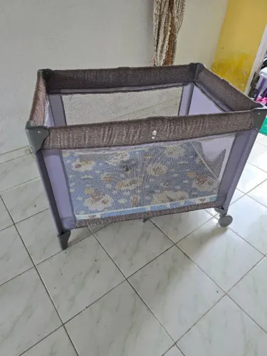 Vendo berço cercado, com mosquiteiro e colchão