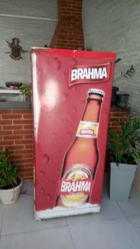Geladeira Eletrolux toda original nunca deu problema, gelando e desligando perfeitamente..