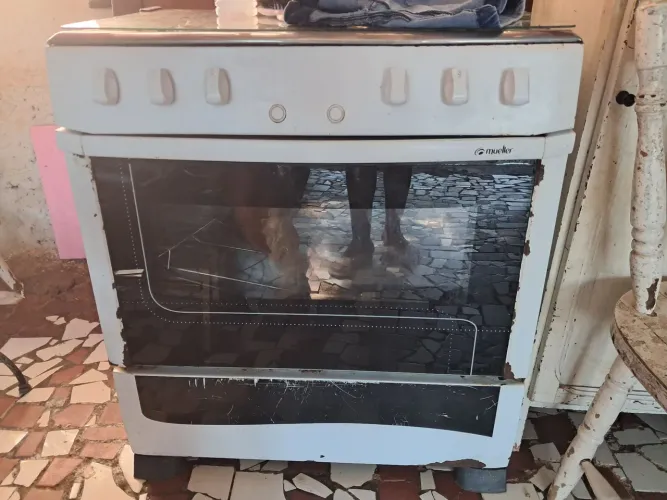 Fogão 5 bocas com marcas de uso porém pegando tudo