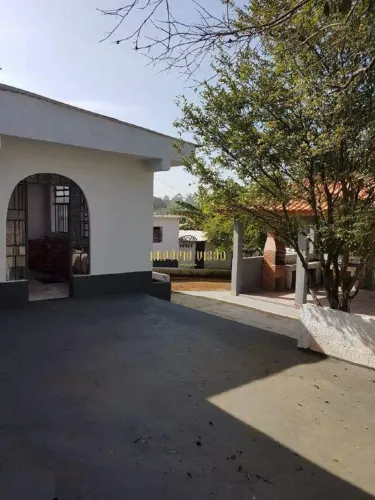Chácara á Venda com 3 dormitórios e com Churrasqueira no bairro Parque das Varinhas em Mog