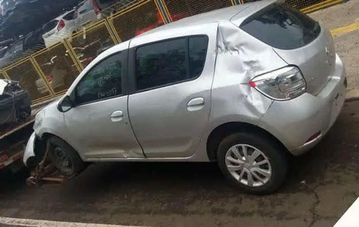 Renault Sandero 19 sucata.