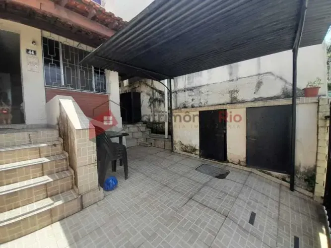 Casa em condomínio fechado, com dois quartos, vaga de garagem em Irajá.