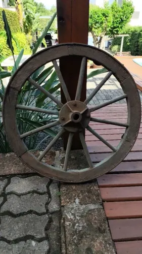 Roda de madeira antiga para decoração