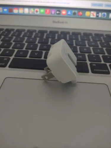 Tomada para fonte de MacBook da Apple modelo USA.