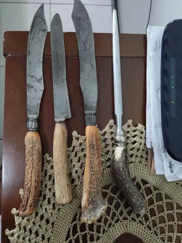 Jogo de facas antigas.