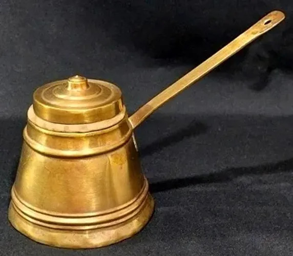 Diferenciada concha com tampa em metal dourado marroquino. 