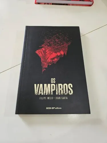 Os Vampiros - Filipe Melo e Juan Cavia (Sesi-SP Editora)