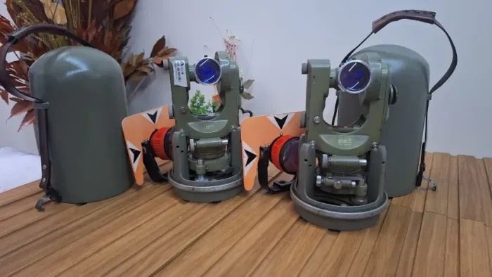 2 Teodolitos T1A WILD usados ESTOJOS DE BALA e acompanha dois prismas