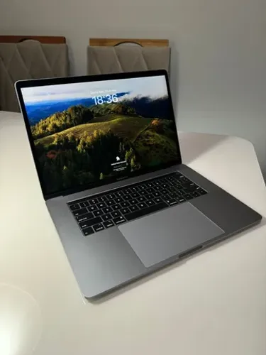 MacBook Pro 2.9GHz Intel i9 (15" 32GB Ram, AMD Radeon Pro 560X 4GB, 1 Tera SSD)