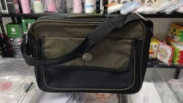 Bolsa de Mão Tipo Carteiro com Alça Ziper e Bolso