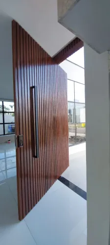 Porta de madeira maciça para entrada principal