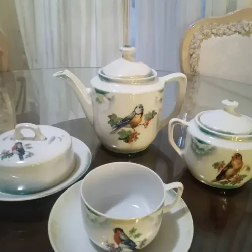 Antigo conjunto de chá em porcelana